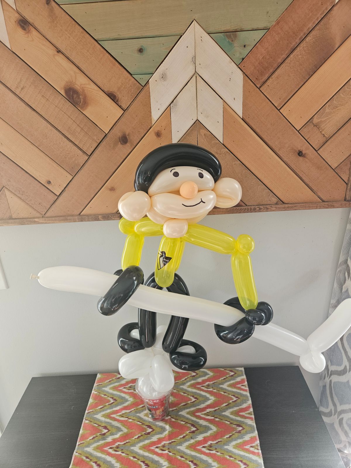 Hockey player baloon guy